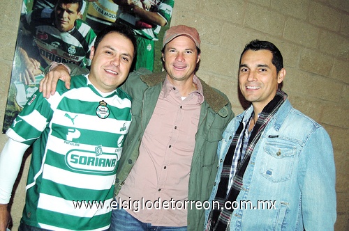 13012012 24 Aficionados al futbol
 Cuito, Lalo y Jorge disfrutaron del juego del Santos.  08 Cumple de Dora Chibli
 Brenda González Chibli junto a la cumpleañera.  28 Noche de reinauguración
 Alma Reynoso, Daniel Grijalva y Santiago Bastida, en el brindis.