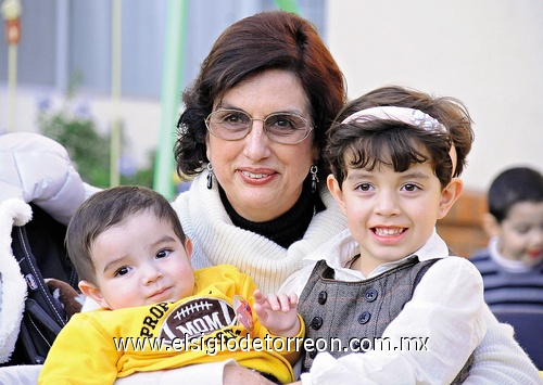 13012012 Regina Montaña Romero acompañada de su abuelita Beatriz de Montaña y su hermanito Víctor Mariano. Regina Montaña Romero divertida fiesta de cumpleaños Daniela, Marcela, Ximena y Andrés.  José Pablo, Paulina y Eduardo. Antonia y Oti Montaña.