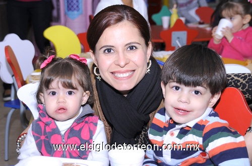 13012012 Valentina Muñoz Pérez fue festejada al cumplir tres años de edad con divertida piñata organizada por su mamá Susana Pérez Campos.  ¡Apaga  tres velitas! Valentina  Muñoz Pérez Ana Lucía de Fernández con sus pequeños María Emilia y Fernando.  Marifer, Mary Carmen y Barbie.  Amine y Ximena.