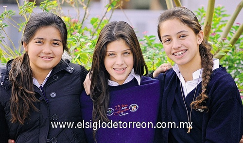 13012012 Paulina y María.  ¡De regreso a clases! Sophía, Ángela, Lety y Sabrina.  Luciana, Luisa y Ángela.  Mireya, Ángela y Leticia.