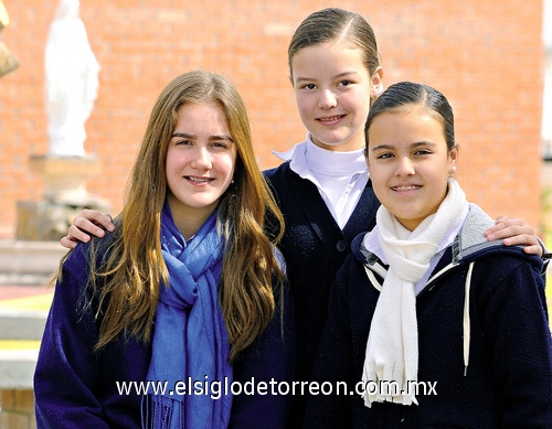 13012012 Paulina y María.  ¡De regreso a clases! Sophía, Ángela, Lety y Sabrina.  Luciana, Luisa y Ángela.  Mireya, Ángela y Leticia.