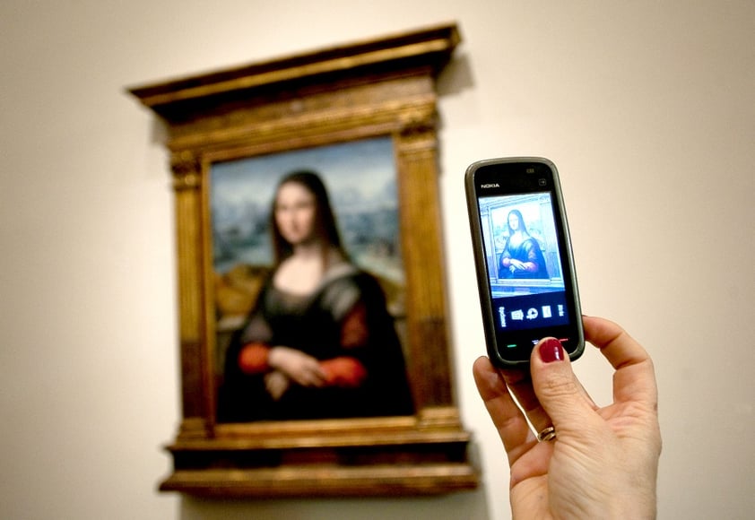 Procedente de las colecciones reales españolas, aunque aún se desconoce la forma y fecha de su ingreso en las mismas, la copia de la Gioconda del Museo del Prado fue sometida a un estudio técnico y restauración con motivo de la solicitud del Louvre, hace dos años.