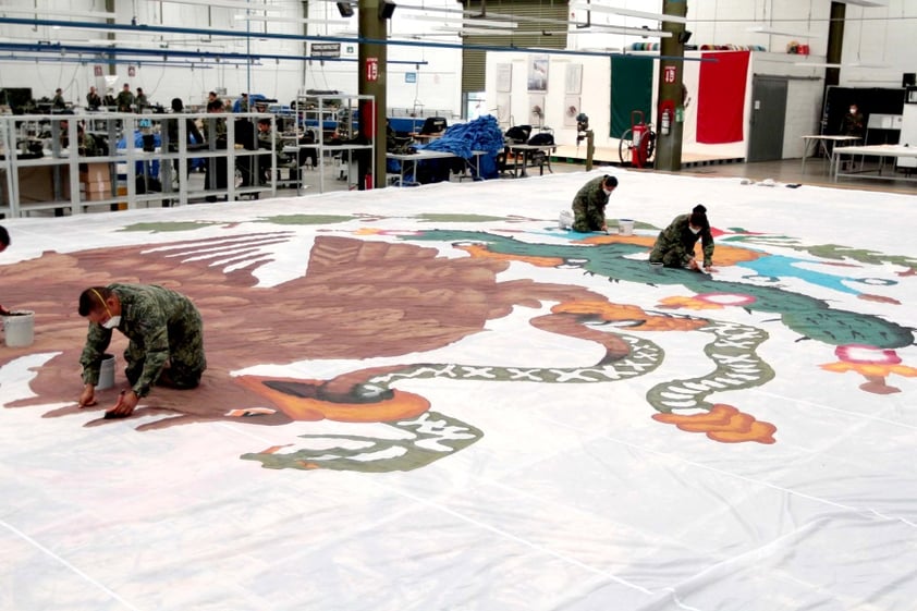 La elaboración del escudo, emblema de la patria en el que figura el águila devorando a una serpiente, dura 10 días, en los que una decena de soldados trazan y colorean a mano la imagen con el uso de 16 tintas textiles a base de agua.