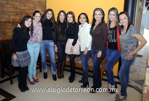 27012012 Claudia González y Claudia Serna.  Cumpleaños de Gina Acosta Celebra junto a un grupo de amigas  Liliana Rodríguez y Mónica Martínez.  Mónica Martínez, Inglaterra Esparza, Kenia Herrera, Martha Soto, Gina Acosta, Evelin Rivera, Paty Rivera, Claudia González y Claudia Serna.  Paty, Gina y Evelin.