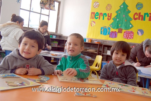 27012012 Valentina y Miss Ana. Peques en clase Gozan de alegre día en el Colegio Inglés José Andrés, Julio y Analía. Felices los pequeños de maternal. Ángeles, Montse, Mariana y Alessa.