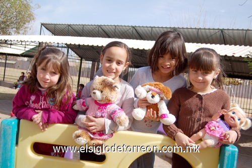 27012012 Valentina y Miss Ana. Peques en clase Gozan de alegre día en el Colegio Inglés José Andrés, Julio y Analía. Felices los pequeños de maternal. Ángeles, Montse, Mariana y Alessa.