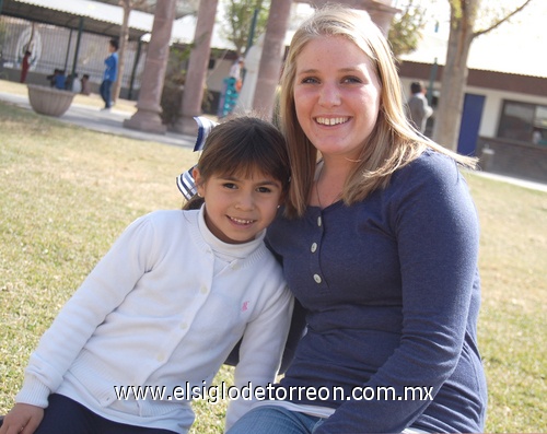 27012012 Valentina y Miss Ana. Peques en clase Gozan de alegre día en el Colegio Inglés José Andrés, Julio y Analía. Felices los pequeños de maternal. Ángeles, Montse, Mariana y Alessa.