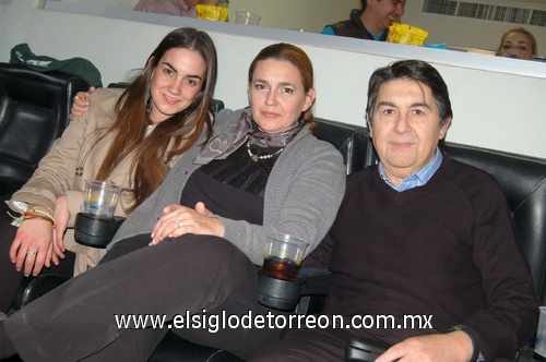 27012012 María Ángela, Karla Botello y Antonio Bujaidar.