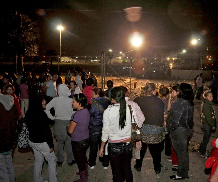 familiares de los presos protestaron lanzando piedras y otros objetos a la Policía en contra del traslado de reos a otras cárceles.