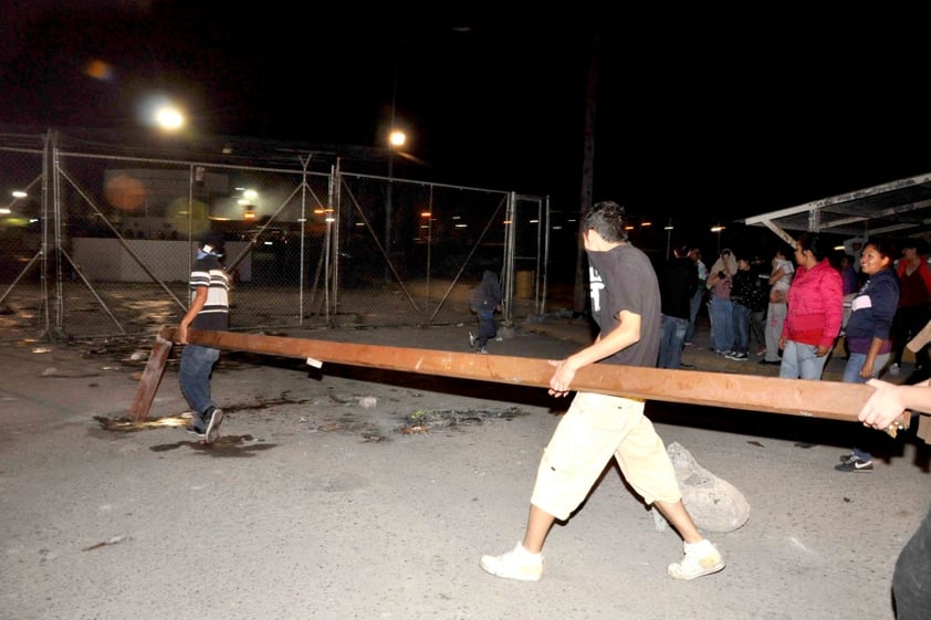 Ante la falta de datos, los parientes comenzaron a quemar pancartas y basura frente a la reja, que también pretendieron derribar, pero fueron rechazados con gases lacrimógenos.