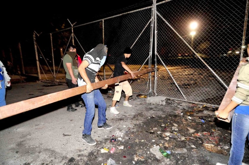 Un grupo de personas arremetió contra los policías que custodiaban la puerta, lanzando piedras y pidiendo a gritos informes sobre lo que acontecía dentro.