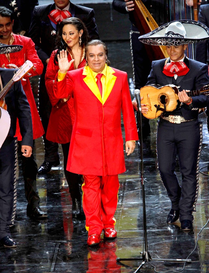 Cual divo como es, Juan Gabriel salió con un saco en rojo y vivos amarillos, emulando el atuendo del Chapulín Colorado y dedicó su alegría al ritmo del Noa Noa.