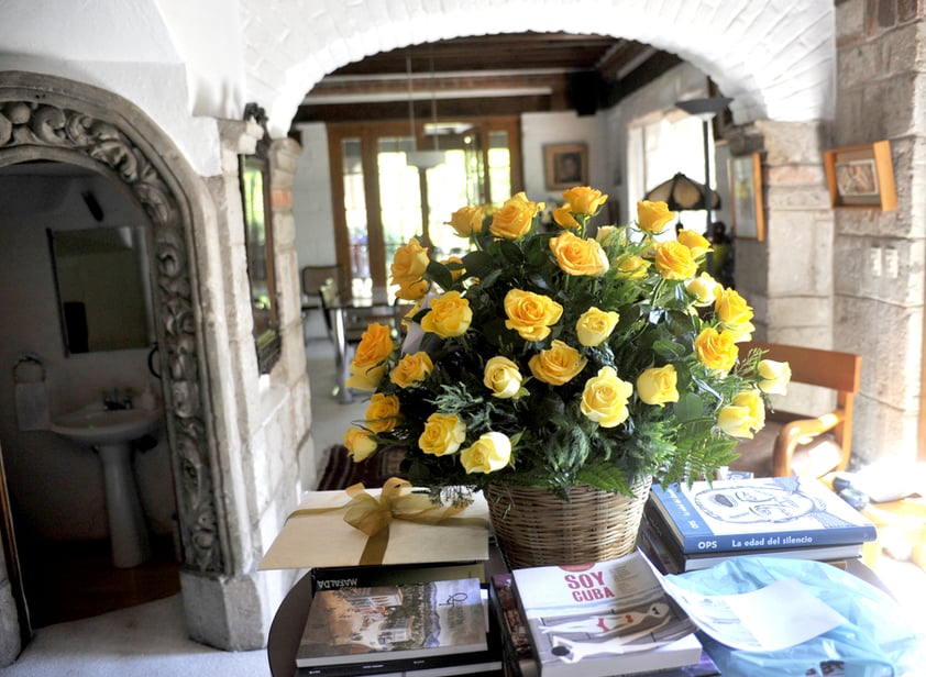 La casa ya está inundada de arreglos florales enviados al novelista, que llegó a México en 1961 animado por el también escritor colombiano Álvaro Mutis.