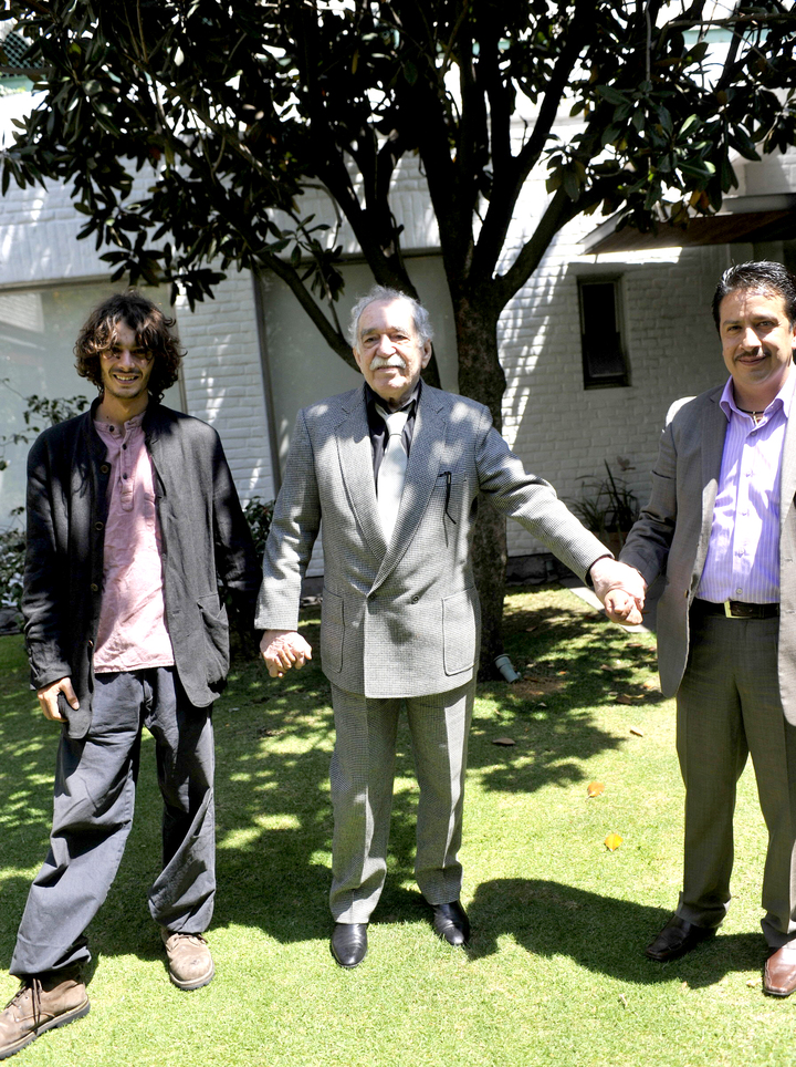 El autor, que mostraba una gran sonrisa, aceptó que le tomaran las imágenes en el jardín de la residencia junto a su nieto Mateo García y su asistente Genovevo Quirós.