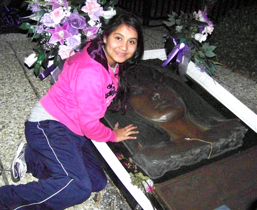 Lizbeth Zuniga de Vacaciones en Corpus Christi y visitando la tumba de Selena Quintanilla. Fotografía enviada por Jorge Zuñiga Avalos