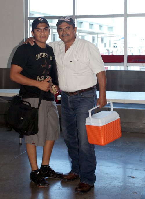 Padre e hijo en el Aeropuerto de Monterrey abordando el Avión a Houston, Tx, para ver a mi hermano y el partido de semifinal de la selección de Mexico. Fotografía enviada por Alberto y Jesús Sanchez