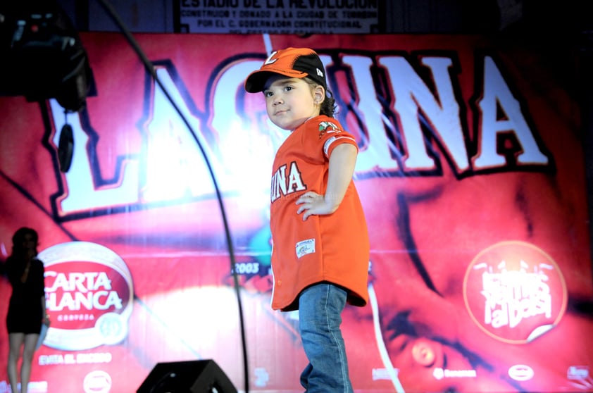 Durante la presentación de la ropa y los uniformes de los Vaqueros Laguna, quien se llevó las palmas fue una pequeñita que enfundada en el jersey naranja se negaba a abandonar el escenario, ante la algarabía y los aplausos de los asistentes.