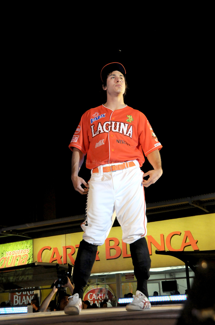 En este 2012, en el que el Club Vaqueros Laguna cumple su décimo aniversario de llevar orgullosamente ese nombre, se mandó diseñar un uniforme especial denominado "Jersey 10º. Aniversario" con la camisola en color naranja, la pantalonera en blanco y la cachucha color negro con visera en naranja.