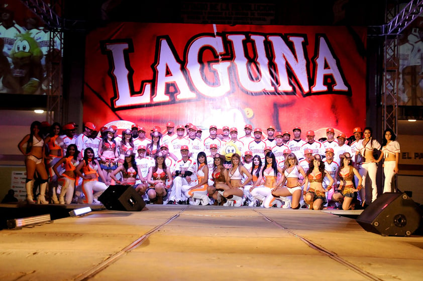 Noche de fiesta, noche de beisbol, se vivió en la explanada del Estadio de la Revolución durante la presentación oficial del roster y uniformes del equipo Vaqueros Laguna, de cara al inicio de la Temporada 2012 de la Liga Mexicana de Beisbol.