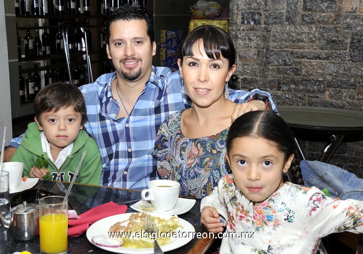 Santi, Mauricio Lozano, Julieta Carrillo y Rebeca.