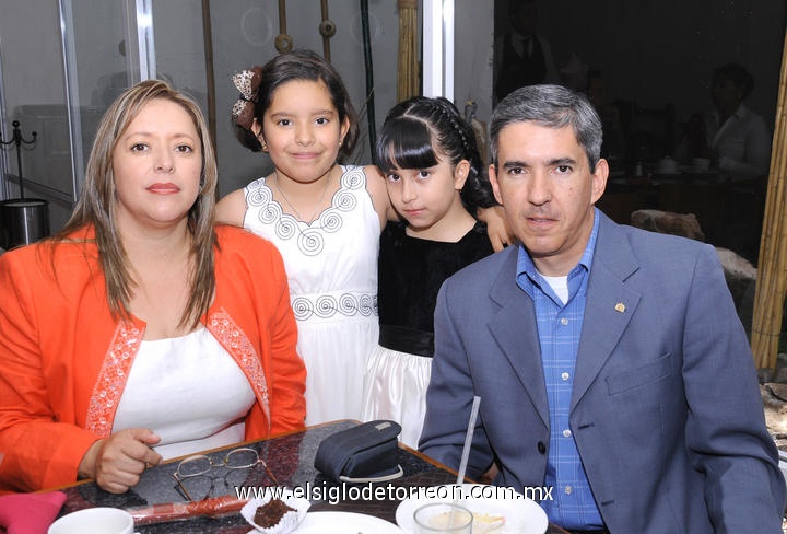 Fabiola Jasso, Victoria y Mariana Rodríguez Romo Jasso, y Juan Rodríguez Romo.