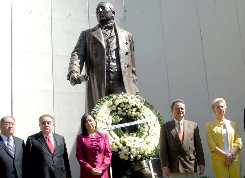 Familiares de Benito Juárez y el presidente del PRI conmemoraron el aniversario de su natalicio.