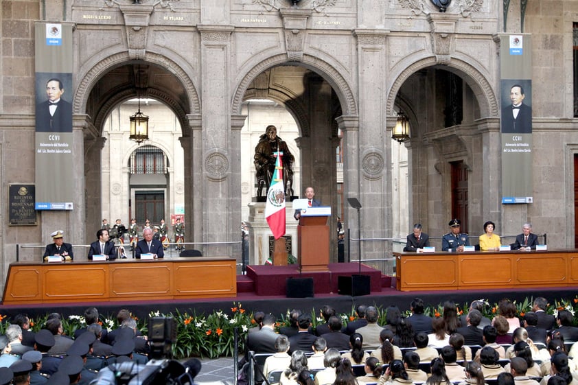 Previo a la ceremonia del aniversario del natalicio del Benemérito de las Américas en Palacio Nacional, se avisó a los presentes que en caso de alguna contingencia, el desalojo sería por las puertas dispuestas para ello.