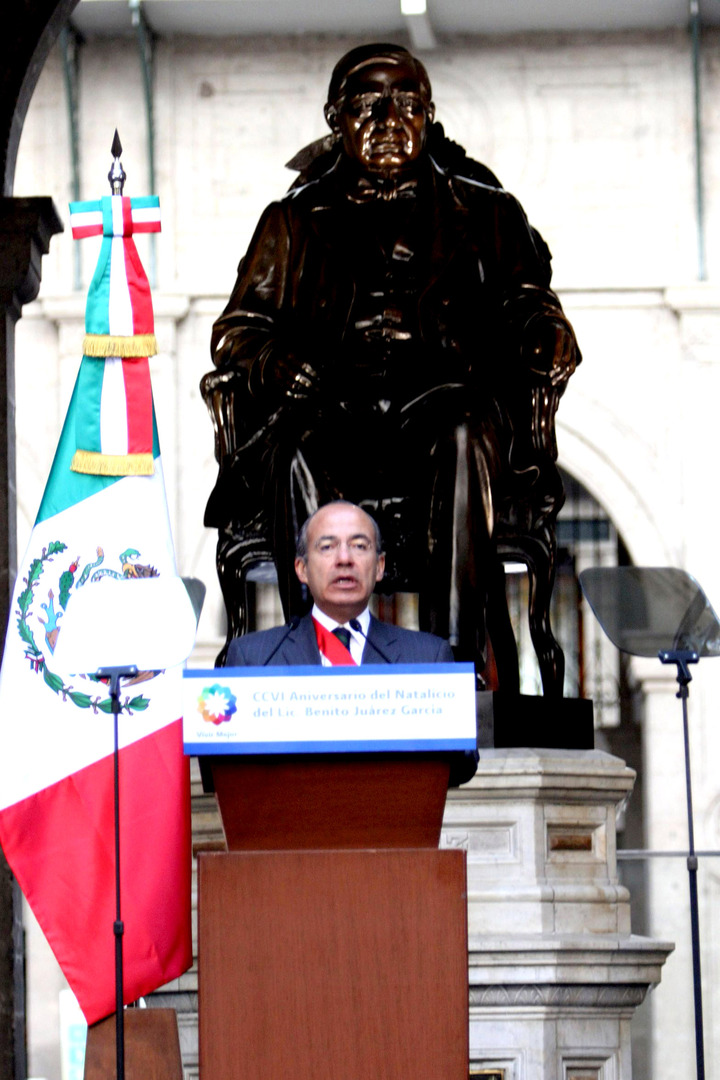 Al encabezar el 206 aniversario del natalicio de Benito Juárez García, el titular del Ejecutivo federal consideró que es la hora de las transformaciones profundas, asumir los riesgos de esos cambios y de rechazar toda tentación autoritaria.