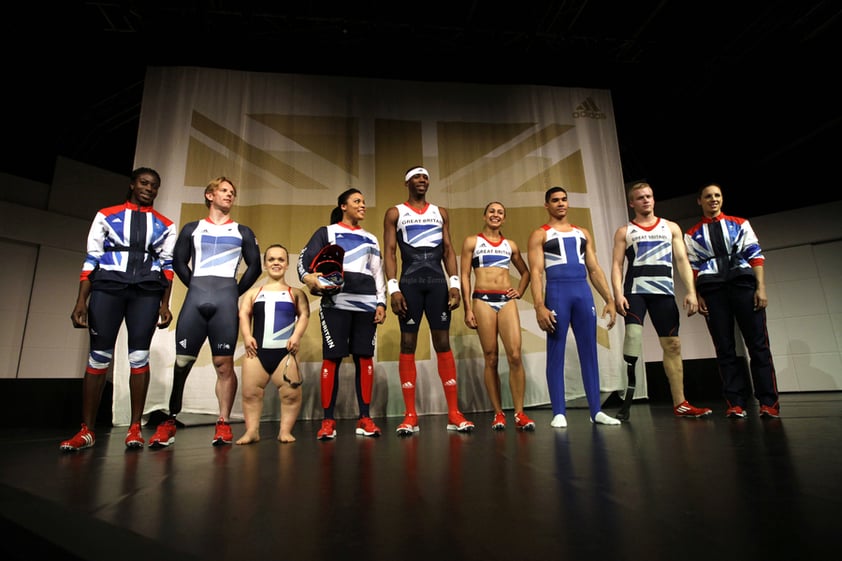 Stella McCartney se inspiró en la 'Union Flag' (bandera del Reino Unido) a la hora de diseñar la equipación, que tiene toques azules, blancos y rojos.