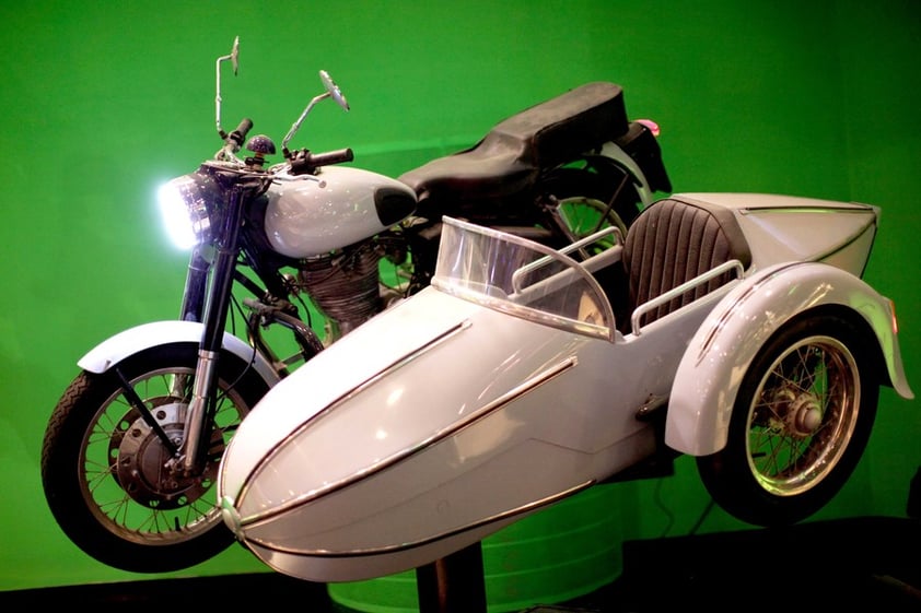 La motocicleta de Hagrid, la escoba de Harry y la capa de invisibilidad de Hermione pueden ser apreciados.