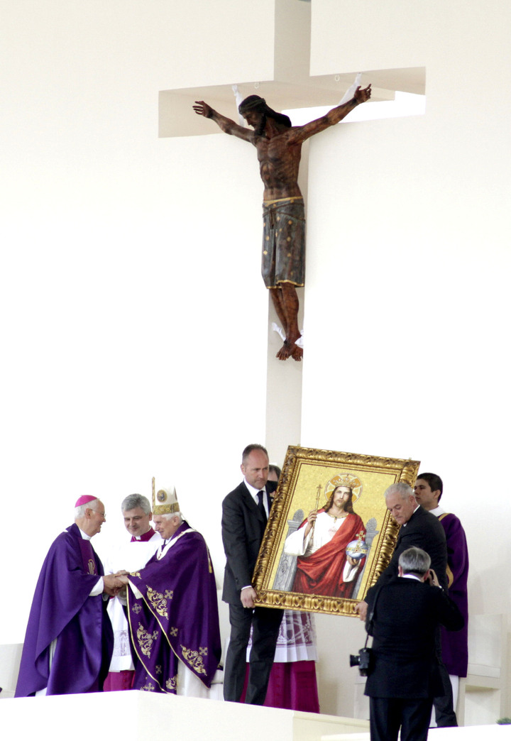 Benedicto XVI advirtió a los fieles mexicanos contra la tentación de caer en una fe superficial e incoherente, animándolos a recuperar la alegría de ser cristianos, de estar sostenidos por la felicidad interior de conocer a Cristo y de pertenecer a su Iglesia.