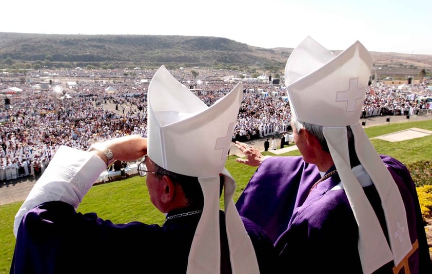 La multitud presenció ordenada la celebración eucarística del líder católico, en la cual participaron además unos 250 cardenales, más de 100 obispos mexicanos, otros tantos prelados de todo el continente americano y unos tres mil sacerdotes.