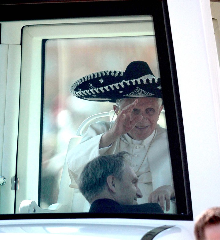 El arribo de Benedicto XVI en helicóptero a la zona de ceremonias fue quizás uno de los momentos de más júbilo del día e hizo resonar cánticos como "¡Esta es la juventud del papa!" o "¡Se nota, se siente, Benedicto está presente!".