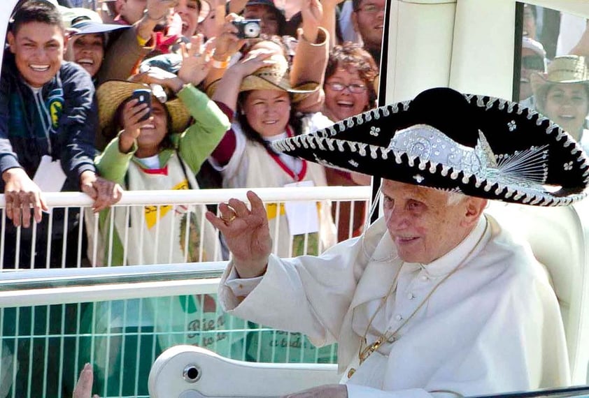 A sus casi 85 años, el papa respondió desde el papamóvil saludando a diestra y siniestra y haciendo un guiño desde el primer momento a la gente cubriéndose con un sombrero negro de charro con adornos plateados.