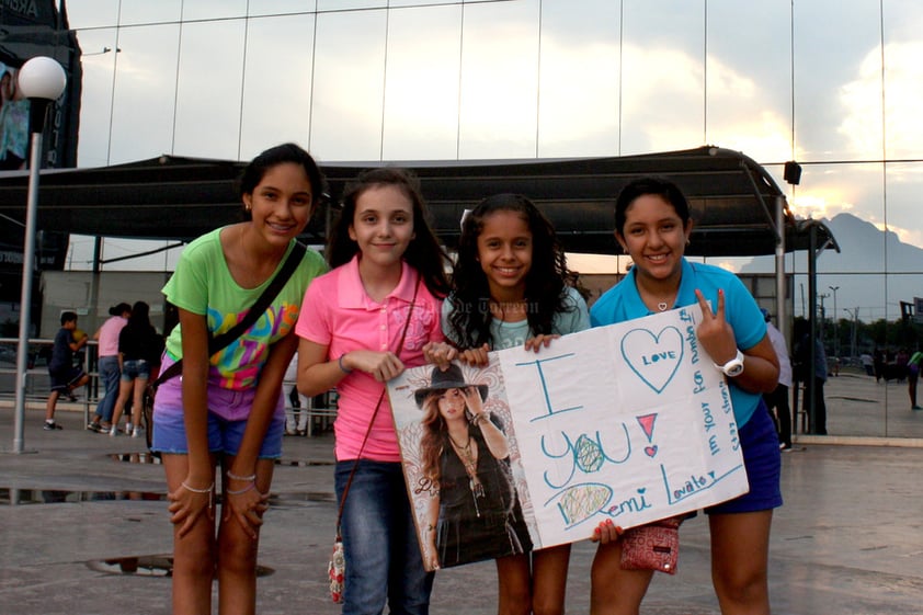 Algunas "Lovatics" llegaron portando pancartas y luciendo playeras de la gira "A Special Night With Demi Lovato"