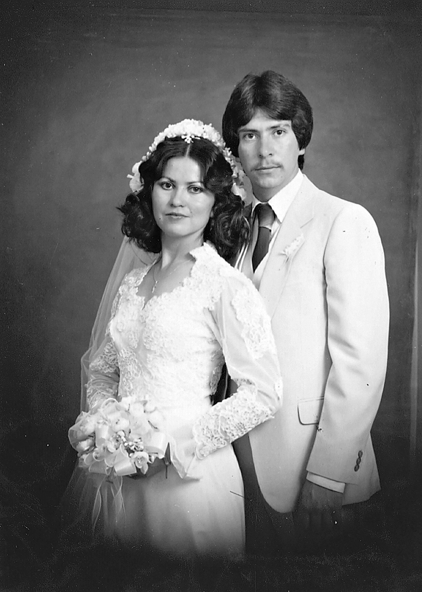 MARÍ­A DE LOURDES  Serna Valenzuela y Raúl Ojeda Díaz contrajeron matrimonio el 12 de abril de 1982.