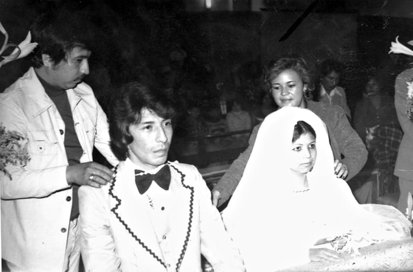 SALVADOR  Romero y Leticia Puentes el dí­a de su matrimonio, en diciembre de 1977. Los acompañan sus padrinos de lazo, Feliciano Soto y María del Socorro Puentes.