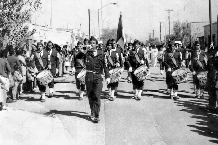 BANDA  de Guerra del I.C.A. 'B. Juárez' el cinco de mayo de 1967: Pepe Marrufo y Antonio García, cornetas; no identificado, Javier Ortega, Rogelio Navarro, Kike Borrego, Carlos Guerrero (f), Juan Francisco Huerta y el sargento Raúl Perales.