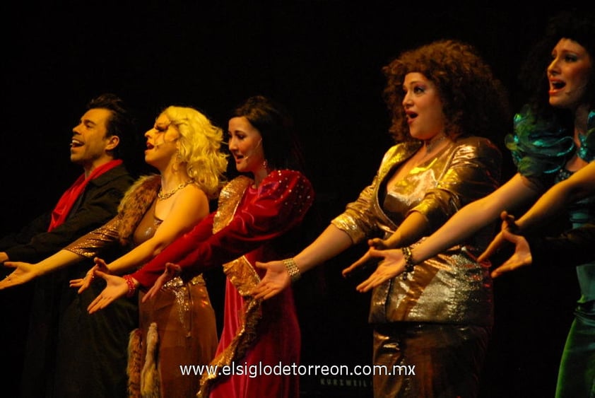 06052012 EL ELENCO  de la obra musical Mentiras emocionó al público asistente.