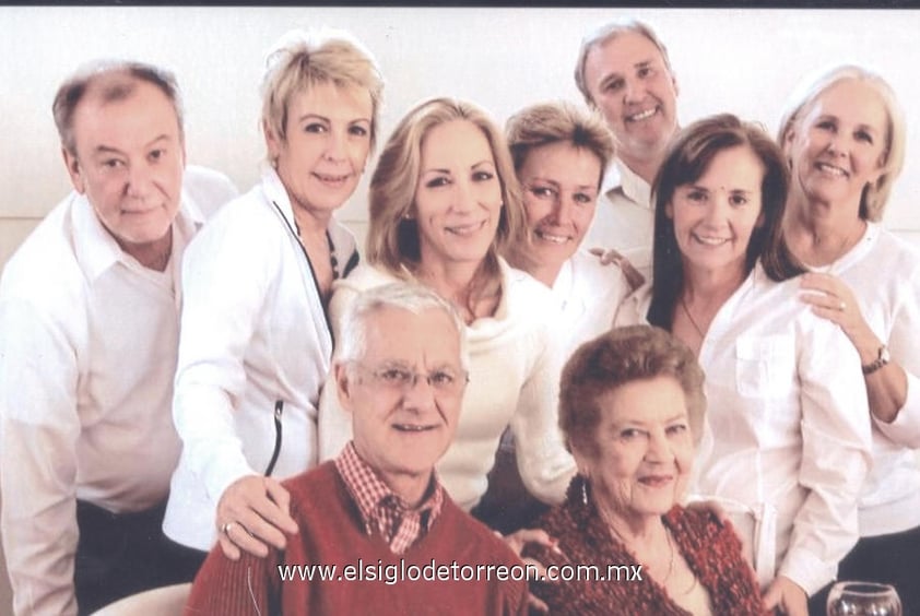 10052012 SRA. ANA AVELINA  Peña de Graham junto a sus hijos: Juan Gerardo, Norma, Gloria, Gaby, Guillermo, Menina y Leonila, así como su hijo de corazón, William.