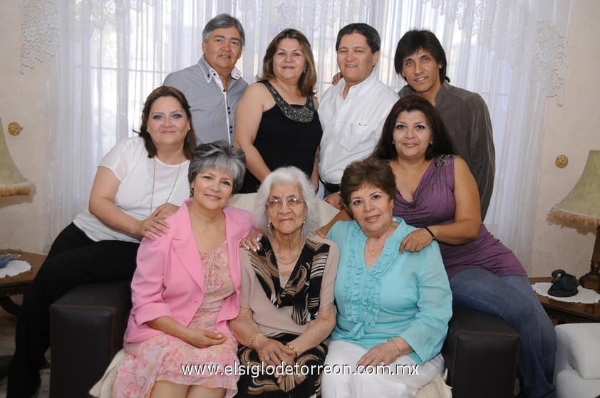 10052012 SRA. MARíA GUADALUPE  Álvarez de Cervantes rodeada de sus hijos: Leticia, María Jesús, Margarita, Martha, Óscar, María Guadalupe, Jaime y Miguel Ángel.