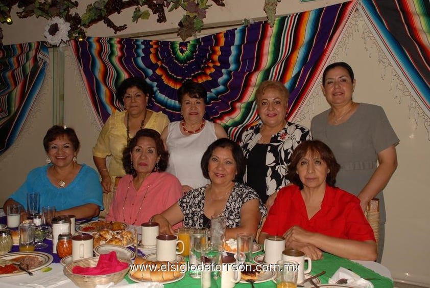 12052012 FRANSCIS,  Maricarmen, Ana María, Irma, Belén, Lupina, Rosalba e Hilda, con un desayuno festejaron el Día de las Madres.