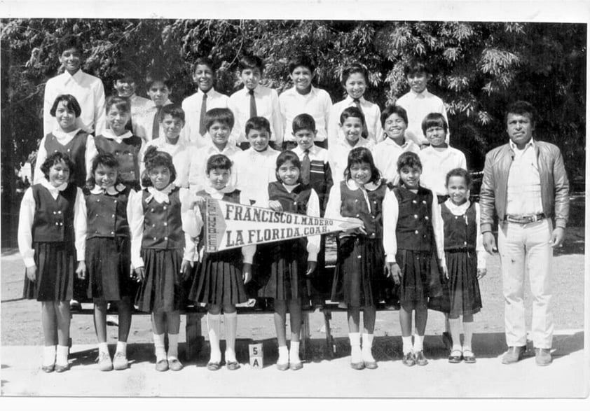 MAESTRO JOSÉ ANDRÉS Barboza Mazcorro en una fotografía de hace varias décadas junto
a su grupo de la primaria Francisco I. Madero, del ejido La Florida, Coahuila.