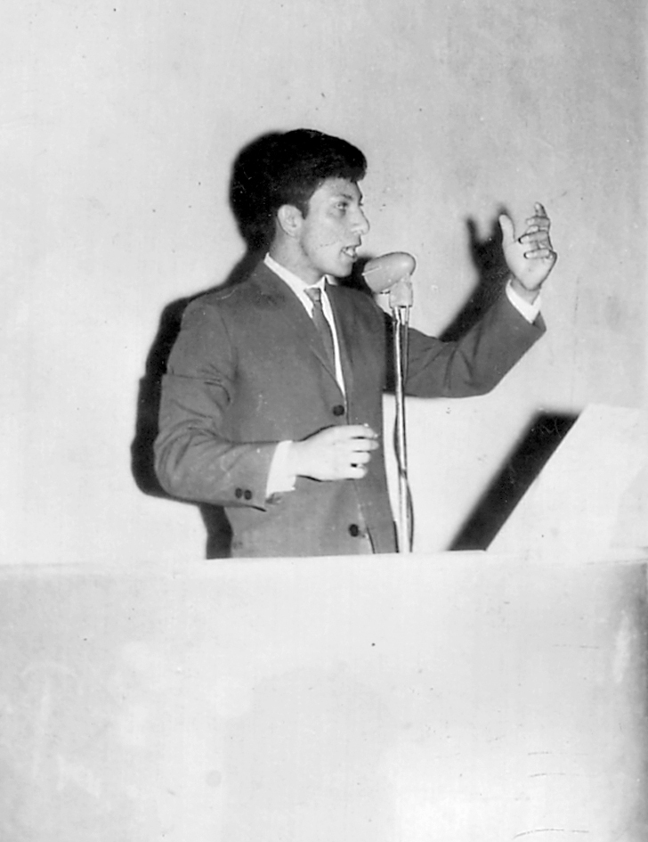 RAÚL Perales en un curso de oratoría organizado por la I.C.A. Benito Juárez de Francisco I. Madero, Coah., en 1967.