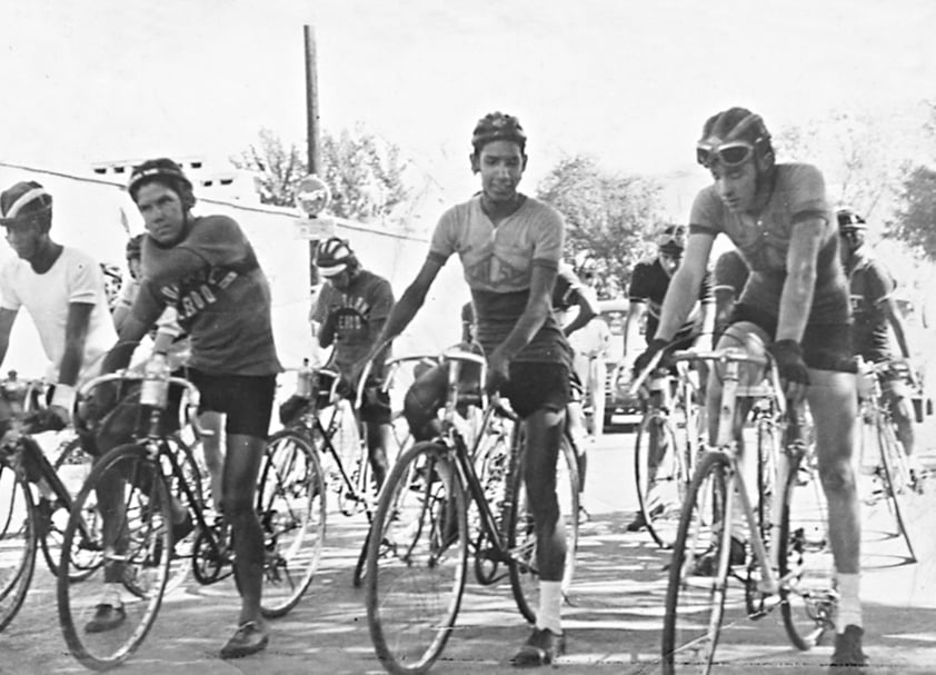 CENOBIO Ruiz, Eugenio Domínguez y Fernando Segura en la preparación para la carrera de la primer vuelta a La Laguna el 12 de mayo de 1952.