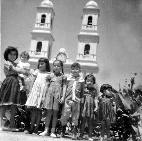 PADRE Gerardo Zaratáin García acompañado de sus hermanas frente a la parroquia de San Juan Bautista, donde después fue párroco, en una fotografía de 1958.