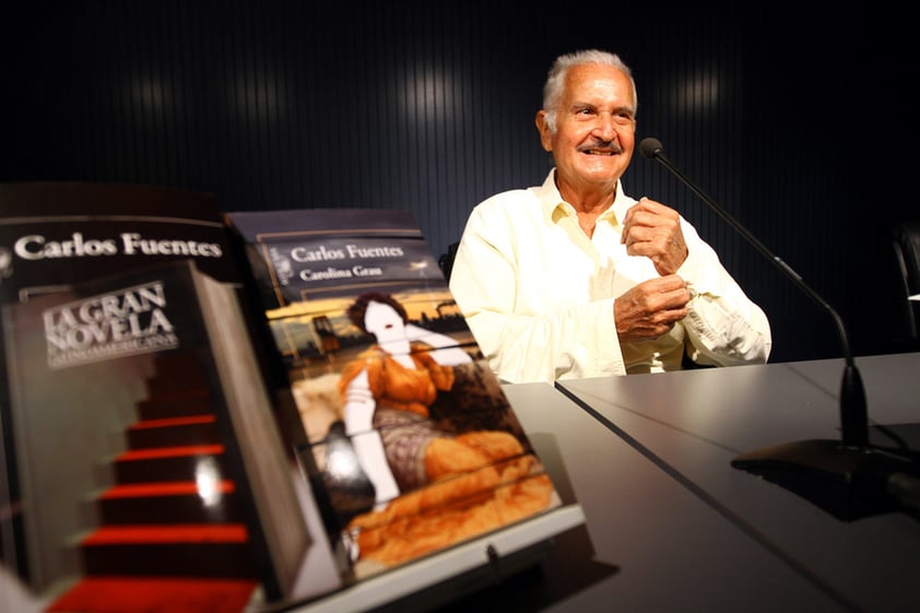 Carlos Fuentes nació de padres mexicanos en Panamá, el 11 de noviembre de 1928 y falleció a los 83 años en la Ciudad de México, el 15 de mayo de 2012.