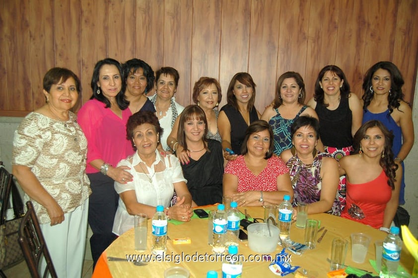 16052012 LAS DAMAS  asistentes pasaron gratos momentos de convivencia con motivo del Día de las Madres.