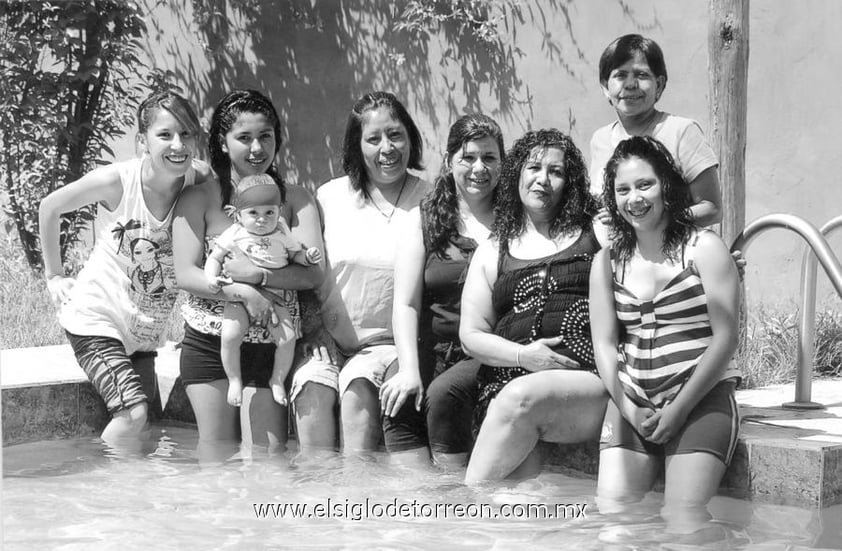 16052012 ROSARIO  Rocha de Cepeda celebró su cumpleaños acompañada por un grupo de amigas quienes la felicitaron.