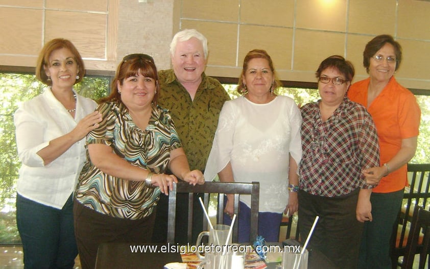 17052012 CECY,  Chayo, Don Luis, Yolis, Maye y Alma, se reunieron con el objetivo de festejar el Día de la Madre.